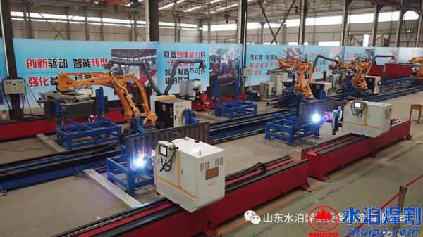 人呢？機器人-水泊焊割欄板智能焊接生產線